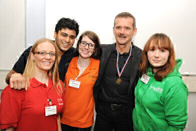 前美国宇航局宇航员进入太空研究中心下降