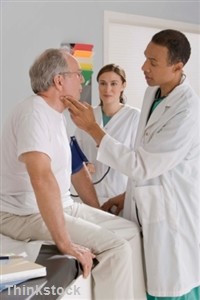 试验以评估治疗实体瘤的药物组合